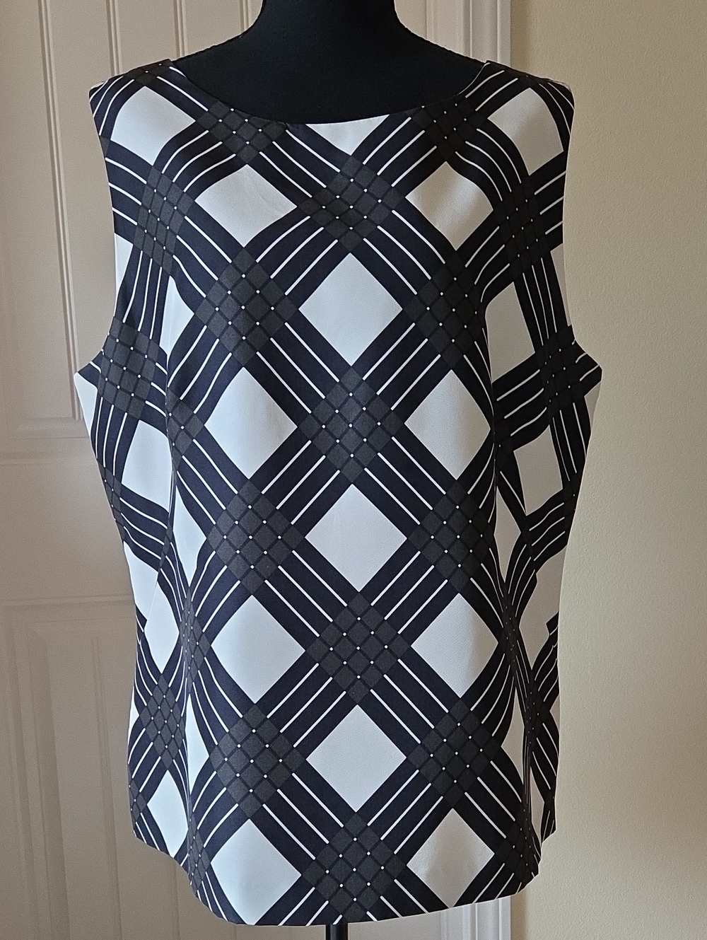 Talbots 100% Silk Sleeveless Lined Black Ivory Geo Print Top, Size 16